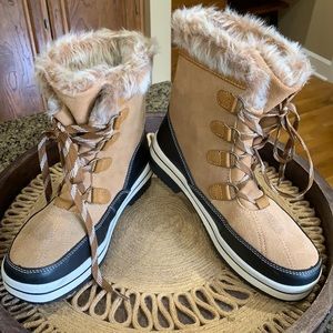 Universal thread fur-lined lace up boots size 8 W